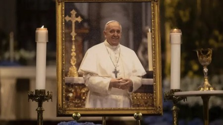 Siguiendo el Ordo Exsequiarum Romani Pontificis, la Misa exequial del Papa Francisco tendrá lugar el sábado 26 de abril en el Vaticano, presidida por el decano del Colegio Cardenalicio. Fotografía de Euronews