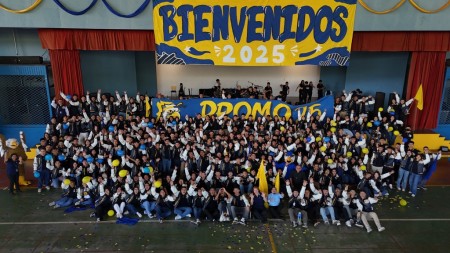 Estudiantes de la Promoción 2025 celebran con entusiasmo su último primer día de clases, marcando el inicio de un año lleno de sueños y despedidas en el Colegio Don Bosco.