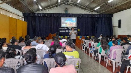 El padre Mario Aldana comparte con los padres de familia una charla sobre la importancia de su rol en la formación integral de sus hijos, durante la segunda escuela para padres en el Centro Escolar Miguel Magone.