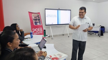El padre José Manuel Solano, SDB, rector del ITDB, brinda directrices sobre la implementación del Proyecto Orgánico Inspectorial (POI) ante el equipo operativo de la institución.