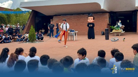Un joven malabarista deleita al público con su talento durante las Buenas Tardes Culturales en la celebración de San Juan Bosco en el Oratorio Salesiano Futbosco.
