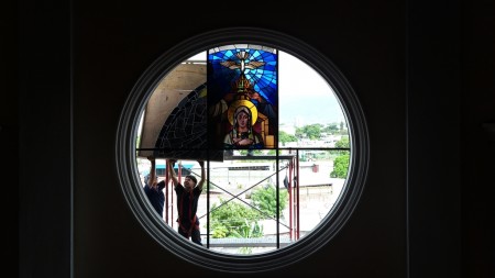 La Parroquia María Auxiliadora Don Rúa avanza en la restauración de sus vitrales históricos, devolviendo esplendor a estas obras de arte sacro que reflejan la fe, la belleza y el legado salesiano en El Salvador.