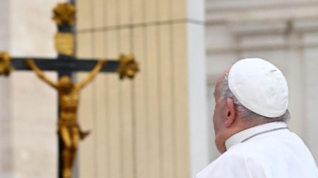 Las noticias que llegan de los últimos reportes médicos son alentadoras, ha salido del estado crítico y se espera que pronto pueda regresar al Vaticano.