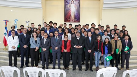 Estudiantes becados en 2025 celebran la oportunidad de formarse en la Universidad Mesoamericana, reafirmando su compromiso con la educación salesiana.
