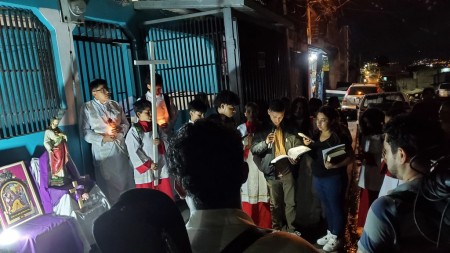 Fieles participan con devoción en una de las estaciones del Vía Crucis, recordando el camino de Cristo hacia la cruz.