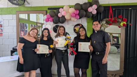Algunas de las jóvenes graduadas del taller de uñas acrílicas posan con orgullo durante la ceremonia de clausura en el Centro Juvenil Padre Agustín Vásquez, celebrando los conocimientos adquiridos y el inicio de nuevas oportunidades.