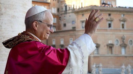 Primer Papa agustino, tiene casi 70 años. Eligió el nombre de León XIV. Fue Prefecto del Dicasterio para los Obispos, elegido a las 18:07. Es el 267º Papa de la historia.