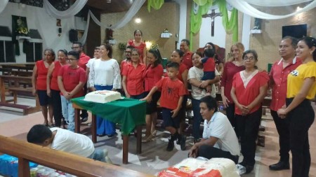 Miembros del Grupo María Auxiliadora de la Renovación Carismática Católica, durante la celebración de su 13.º aniversario en la Parroquia San Benito de Palermo.