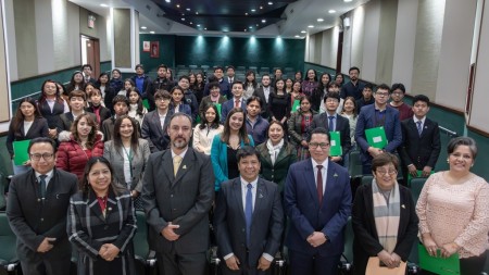 Estudiantes becados de la sede Quetzaltenango de la Universidad Mesoamericana posan con alegr&iacute;a, reflejando el compromiso institucional con una educaci&oacute;n inclusiva y la formaci&oacute;n integral inspirada en la tradici&oacute;n salesiana.
