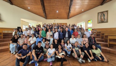 Los participantes de los Ejercicios Espirituales se reúnen en fraternidad, reflexionando sobre su compromiso con el carisma salesiano y la renovación de su promesa.