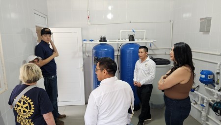 Representantes del Club Rotario y del Centro Don Bosco Carchá recorren la planta purificadora de agua, donada hace dos años, destacando su impacto en la comunidad educativa y sus alrededores.