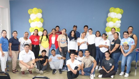 Los preadolescentes del nuevo grupo 'Sociedad de la Alegría', junto a sus coordinadores y madres de familia, durante la jornada inaugural en la Basílica Don Bosco. 
