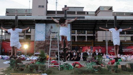 Estudiantes de primaria del Liceo Salesiano representan con respeto y profunda devoci&oacute;n el momento de la crucifixi&oacute;n de Jes&uacute;s durante el Viacrucis en vivo.