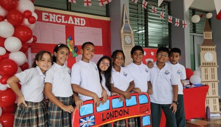 Estudiantes del Instituto Técnico Don Bosco participaron activamente en la Semana del Idioma Inglés, presentando proyectos culturales y académicos que fortalecen sus competencias lingüísticas en un ambiente de aprendizaje creativo y salesiano.