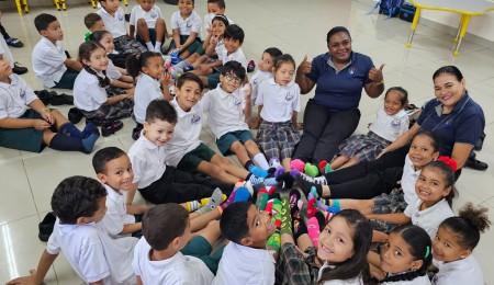 Estudiantes del Instituto Técnico Don Bosco celebran el Día Mundial del Síndrome de Down con la campaña de medias disparejas, promoviendo inclusión y respeto.