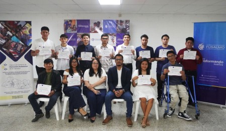 Jóvenes graduados del curso de Ofimática reciben sus diplomas, listos para nuevos desafíos.