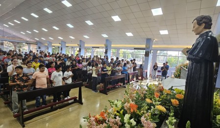  Jóvenes del Instituto Técnico Don Bosco participan con devoción en la eucaristía solemne en honor a su patrono, reafirmando su compromiso con el legado salesiano.
