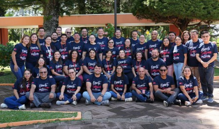 Participantes del Encuentro de Salesianidad de la Región Norte posan en un ambiente de fraternidad y alegría, como expresión viva del carisma de Don Bosco compartido entre laicos y consagrados.