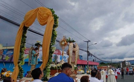 La comunidad salesiana de Cartago recorrió en procesión las calles hasta el Centro Santo Domingo Savio, acompañando con fe y devoción a Jesús Sacramentado durante la celebración de la Solemnidad de Corpus Christi.