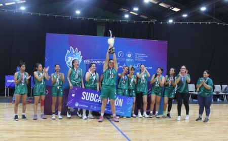Las subcampeonas de la selección femenina de baloncesto del Colegio Salesiano San José celebran con orgullo su trofeo, tras un emocionante y reñido partido en la final de los Juegos Deportivos Estudiantiles Nacionales.