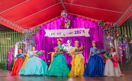 Radiantes, las jóvenes participantes durante la Gala Final 2025, que dio inicio a la Semana Junior en la Escuela Anexa San Juan Bosco.