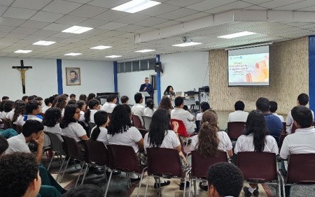 Estudiantes de noveno grado del Instituto Técnico Don Bosco reciben taller vocacional para orientar la elección del bachillerato que estudiarán en el 2025.