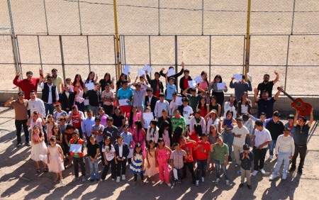 Ni&ntilde;os y j&oacute;venes celebran con alegr&iacute;a la clausura de los cursos vacacionales en el Centro Juvenil Padre Agust&iacute;n V&aacute;squez.