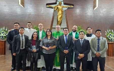 Los nuevos Salesianos Cooperadores posan al final de la ceremonia, celebrando con alegría su compromiso oficial con la Asociación.