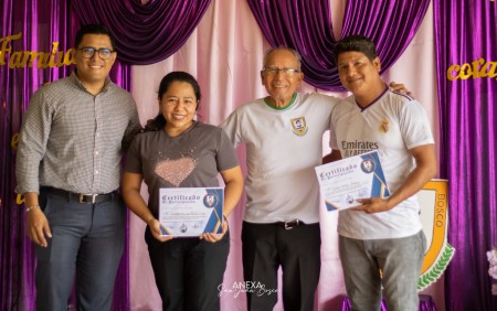 Padres y madres reciben sus certificados, reafirmando el compromiso compartido de educar con amor y acompañar a sus hijos al estilo de Don Bosco.