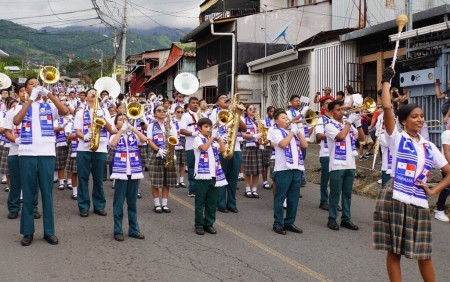 La Banda del Instituto Técnico Don Bosco de Panamá participó con orgullo en el desfile de las fiestas patrias en Costa Rica, compartiendo música y tradición.
