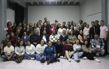 El padre Julio Navarro, SDB, comparte con j&oacute;venes y miembros de la CEP durante su visita inspectorial.