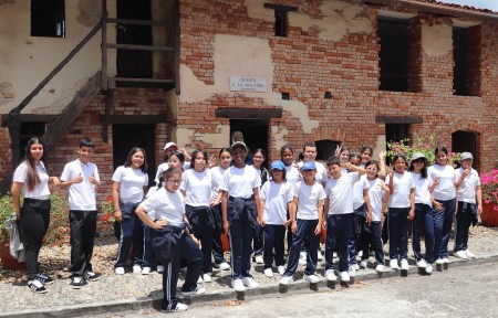 Este retiro cuaresmal representa una valiosa oportunidad para los estudiantes, ya que les permite detenerse en medio de sus actividades cotidianas para mirar su vida a la luz de la fe en esta Semana Santa.