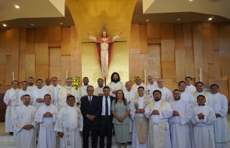 El hermano Salvador Sánchez, acompañado de sus padres y miembros de la comunidad salesiana, tras haber realizado su Profesión Perpetua en una emotiva celebración en el templo Sagrada Familia del Colegio San José.