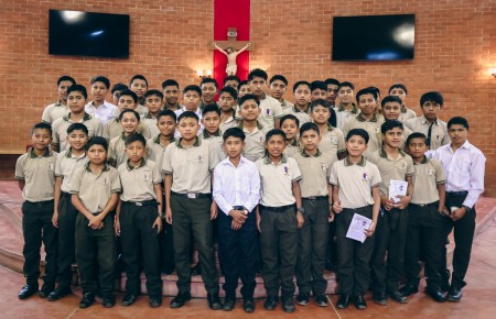 El amor de Jesús Eucaristía tocó el corazón de 47 estudiantes del Centro Don Bosco Carchá, que con alegría y esperanza recibieron su Primera Comunión en familia salesiana.