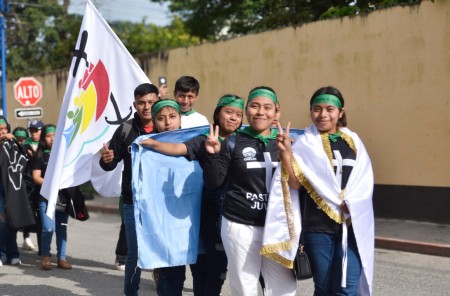 Más de 500 jóvenes participaron con entusiasmo en la peregrinación de la Zona Centro Q’eqchi’, caminando con fe desde Santa Cruz hasta Chi Ixim, como signo de esperanza y fraternidad.