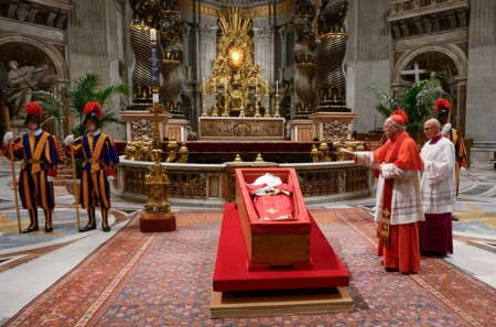 A las 20:00 horas de esta tarde, se llevó a cabo el solemne rito de clausura del féretro del Romano Pontífice en el Altar de las Confesiones de la Basílica de San Pedro, tal como se había comunicado previamente.