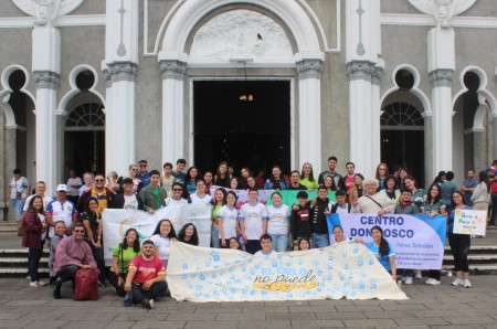 Los peregrinos de la Familia Salesiana de Costa Rica posan frente a la fachada de la Basílica de Nuestra Señora de los Ángeles, al culminar con alegría y fe su caminata mariana.