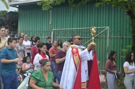 El Centro Don Bosco de Pérez Zeledón celebró Corpus Christi con una solemne procesión y coloridos altares preparados por los jóvenes y sus familias. 