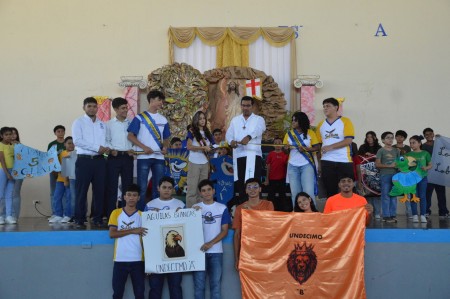 El padre director del Colegio Salesiano de Granada, Alejandro Lacayo, SDB, realiza el corte de cinta inaugural de los Juegos Intramuros, dando inicio a una jornada de deporte, compañerismo y alegría para toda la comunidad educativa.