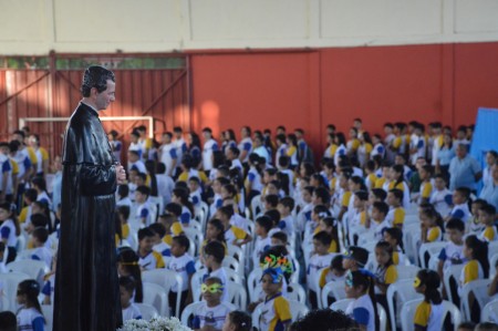 Don Bosco, siempre presente en la vida de los jóvenes. En su figura inspiradora, los estudiantes de Granada continúan creciendo en fe y vocación, siguiendo su ejemplo de amor y servicio.