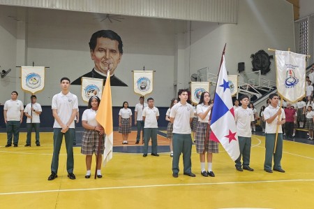 Estudiantes de la Promoción 2025 realizan el traspaso de estandartes a la Promoción 2026, en un acto que simboliza el relevo del liderazgo y el compromiso con el espíritu salesiano.