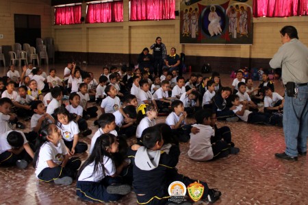 Estudiantes de primer y segundo grado escuchan con atenci&oacute;n al catequista durante el retiro pascual, en un ambiente de recogimiento y aprendizaje sobre el significado de la Pascua.