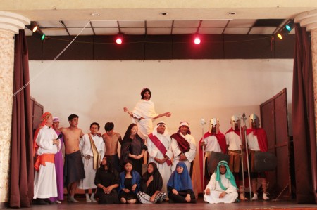 Estudiantes del CFP Bartolom&eacute; Ambrosio participan con fe y entrega en la representaci&oacute;n del Viacrucis.