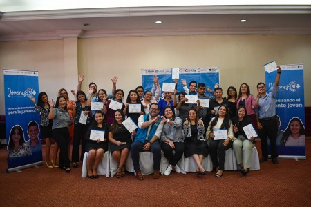 Jóvenes graduados del taller del taller "Formación Técnica e Innovación para la Productividad" en San Miguel.