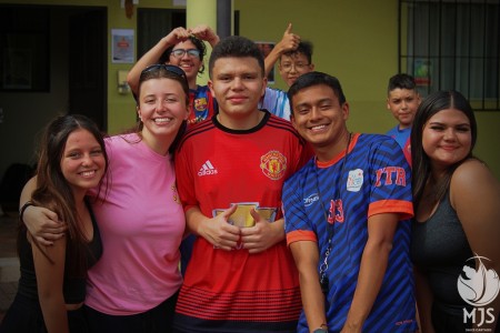 La tarde destacó por la unidad familiar entre los participantes, evocando gratos recuerdos de la niñez y la felicidad encontrada en cosas simples. El sábado se convirtió en un espacio completo de juego y camaradería.