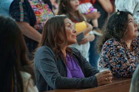  Feligreses rezan en oración profunda a los pies de la Virgen de Guadalupe, ofreciendo sus peticiones y agradecimientos en un acto de fe y devoción.