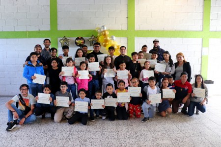 Participantes de los talleres vacacionales, junto a los hermanos salesianos, celebran la clausura de los cursos con alegría y gratitud en el centro juvenil Padre Agustín Vásquez, Comayagüela.