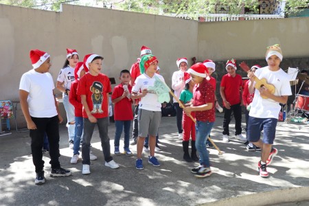 Jóvenes participaron en festival de villancicos. Esta convivencia parroquial fortaleció los lazos de solidaridad y unidad entre los miembros de la comunidad consolidando un ambiente de alegría y esperanza.