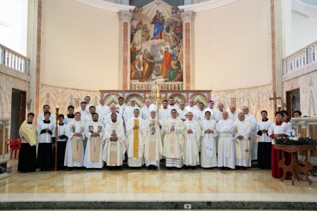 Los nuevos sacerdotes, Geovany Alexander Argueta Pineda y Roberto Antonio Henríquez Roque, acompañados por los salesianos celebrantes, tras la emotiva ceremonia de ordenación en la Parroquia María Auxiliadora Don Rúa.
