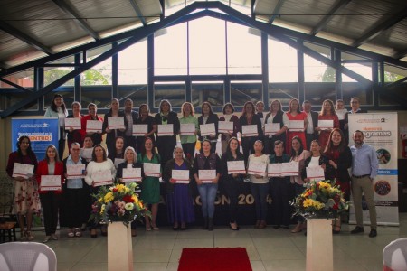 Las 37 graduadas del programa Mamá Margarita posan con orgullo junto a sus diplomas, celebrando la culminación de nueve meses de formación integral que las capacita para emprender y transformar sus talentos en oportunidades de negocio.